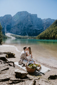 Lago di Braies Elopement with couple having picnic at lake