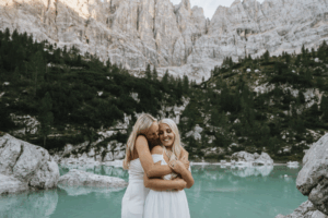 Lago Sorapis Elopement with couple in front of mountains and blue lake