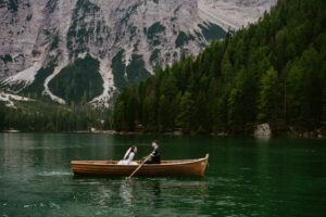 Lake Braies Boatride Elopement with couple laughing while paddling the boat from La Palifitta