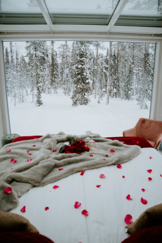 Glass Cabin in Akaslompolo Finland with roses for surprise proposal