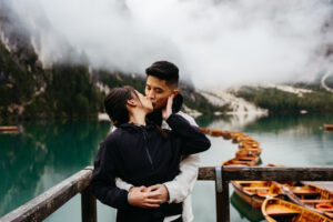 Couple kissing with Lago di Braies boats in the background