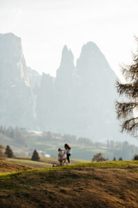 Man proposes to women on his knee with Alpe di Siusi in the background