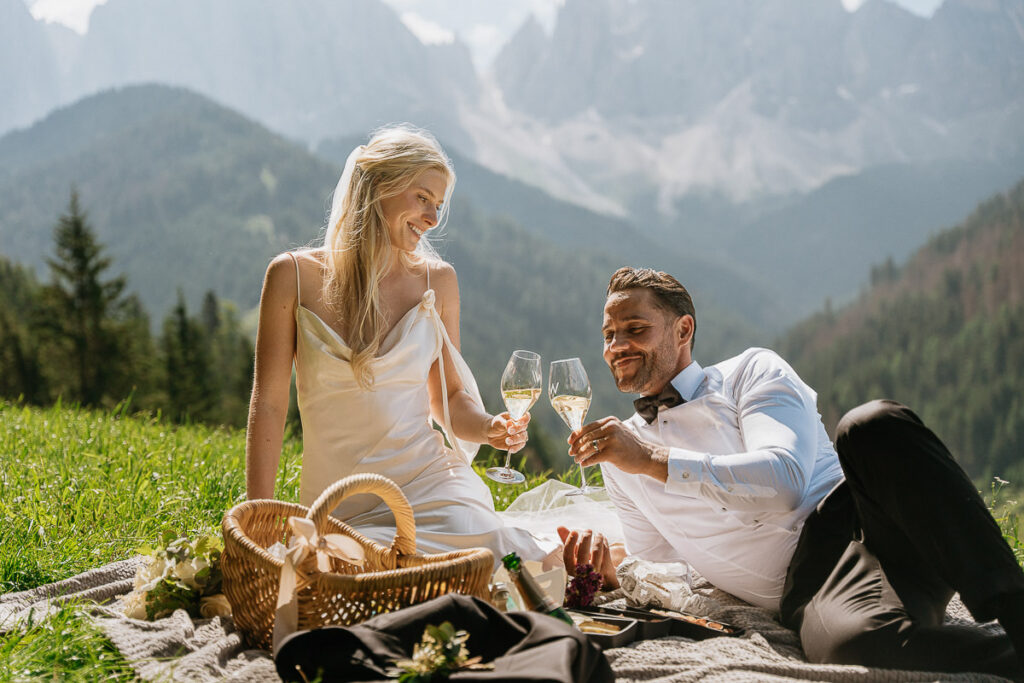 Bride and groom having a picnic in Val di Funes for their elopement